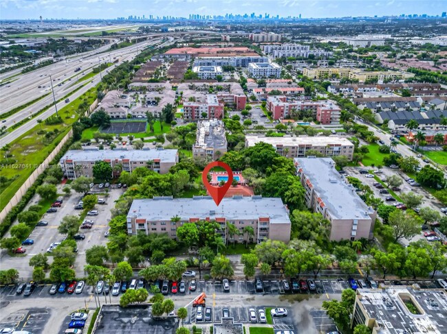Foto del edificio - 8511 NW 8th St
