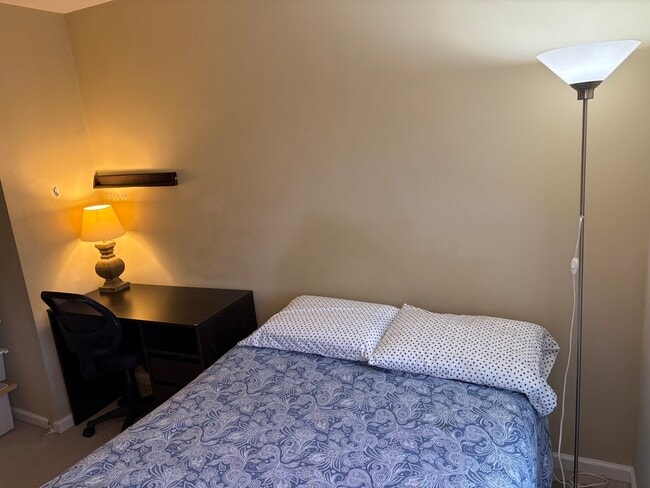 Building Photo - 1902 N Daniel St