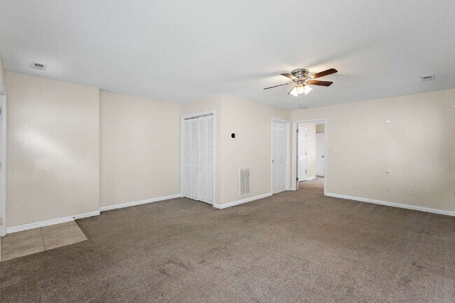 Building Photo - Tri Level townhome