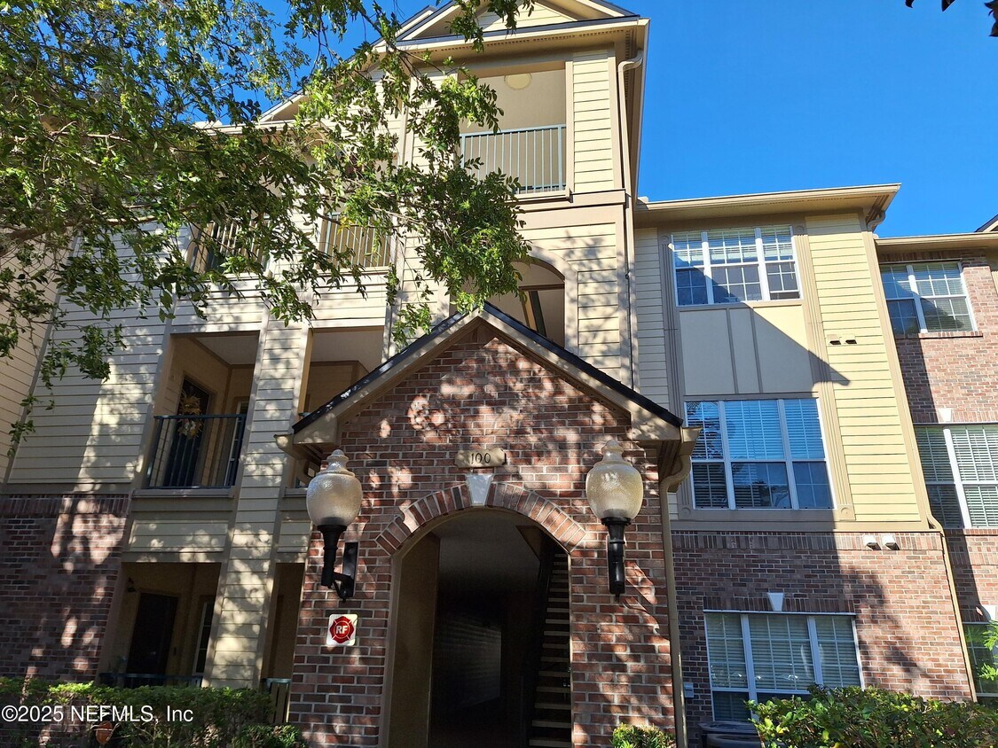 Foto principal - 7800 Point Meadows Dr