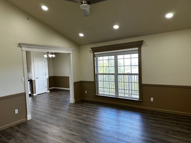 Building Photo - 1333 Piedmont Cir