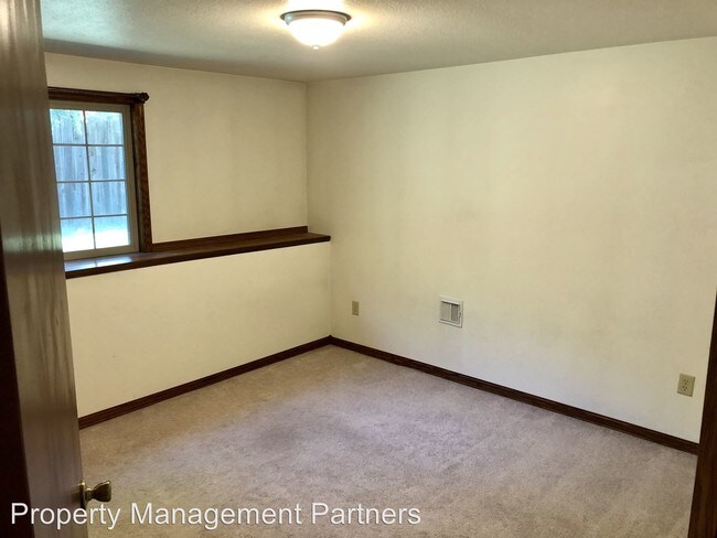 Building Photo - 4 br, 2 bath House - 2 Kansas Ct.