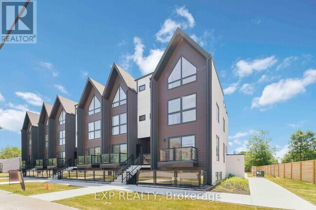 Photo du bâtiment - 7277-7277 Wilson Crescent