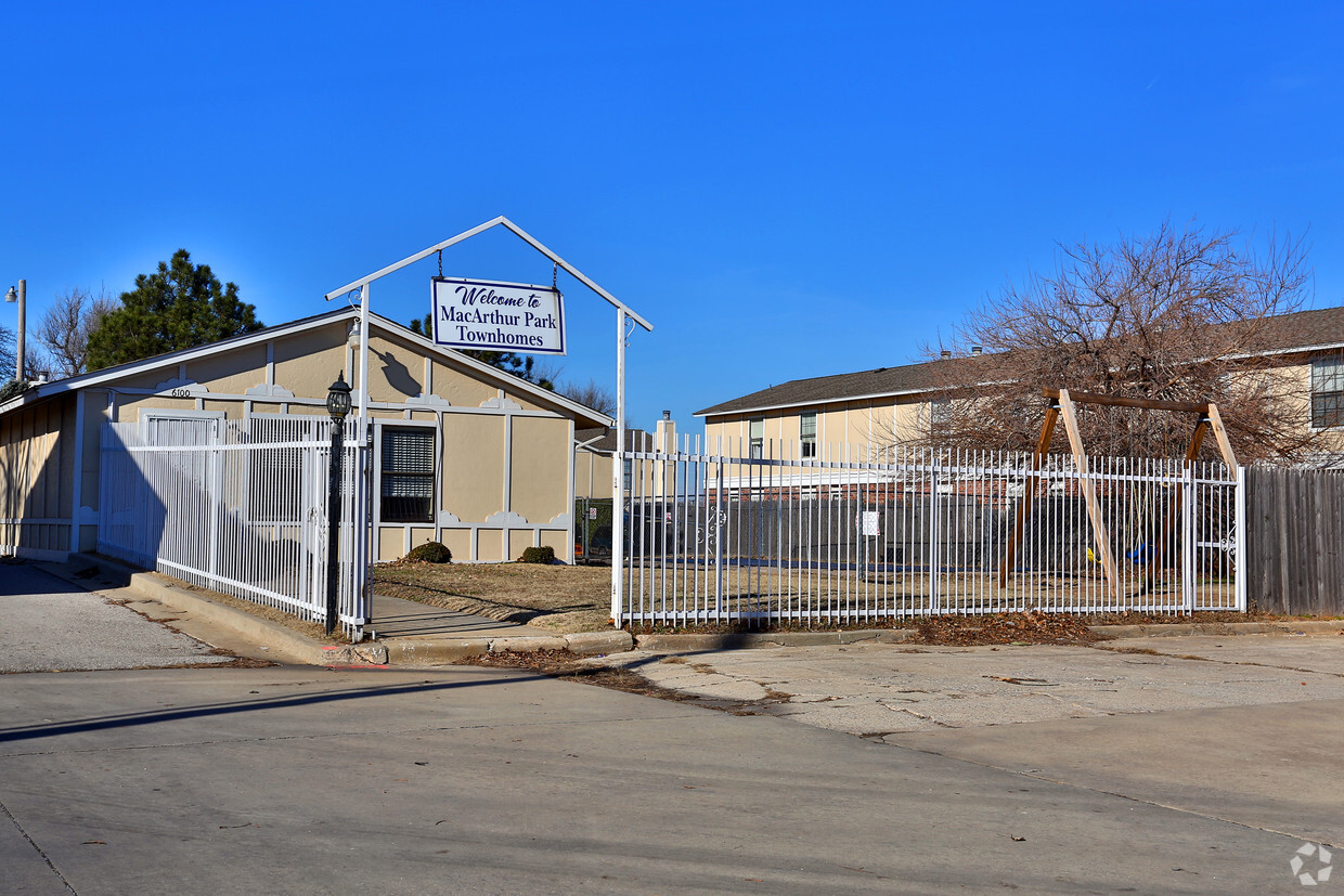 Building Photo - MacArthur Park Townhomes