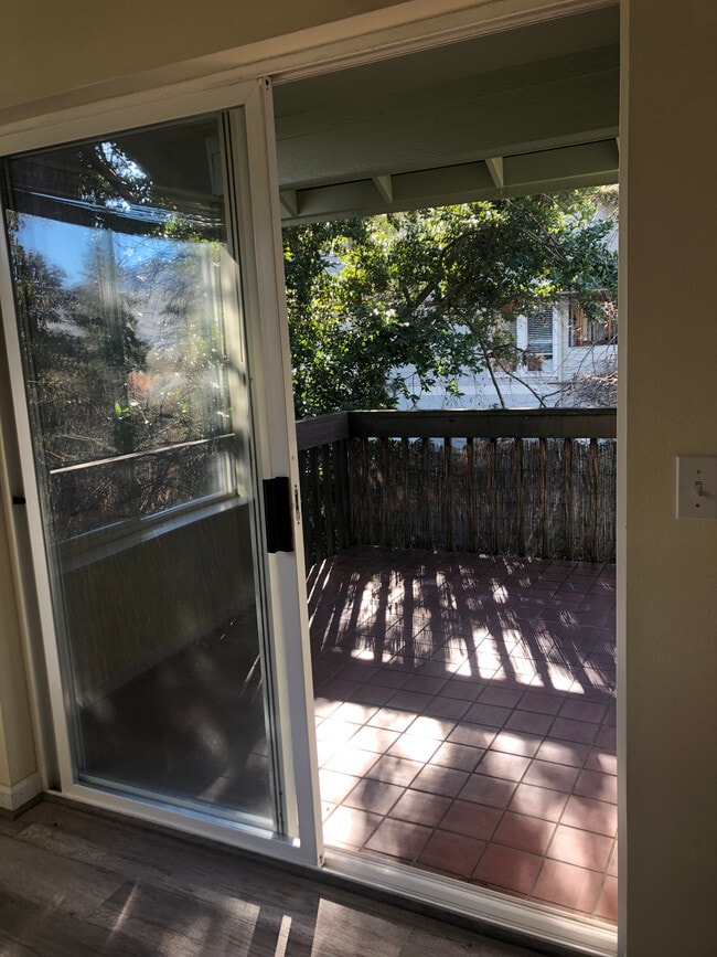 Building Photo - 618 Iowa St