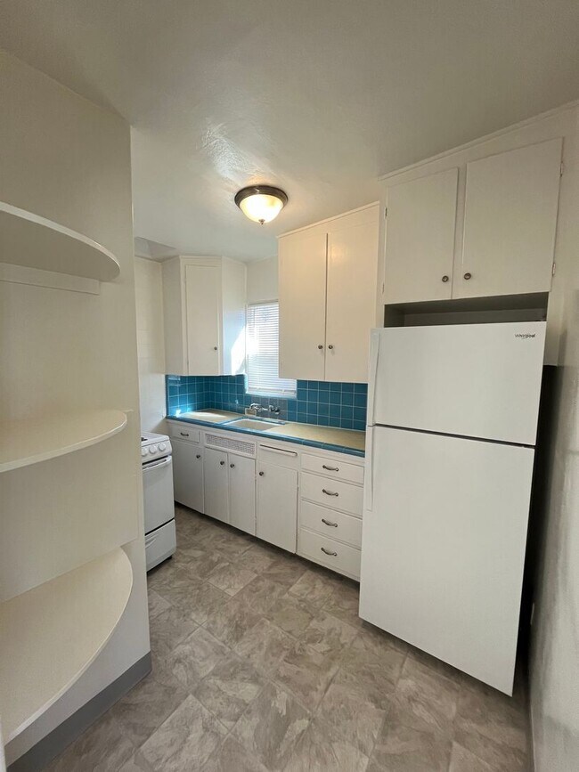 Foto del edificio - AVAILABLE JUNE! LIGHT AND BRIGHT STUDIO ON MISSION BLVD W/ PARKING! MISSION BEACH - $1,895/mo!