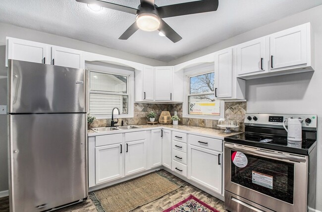 Completely Renovated 2 Bedroom House! - Completely Renovated 2 Bedroom House!