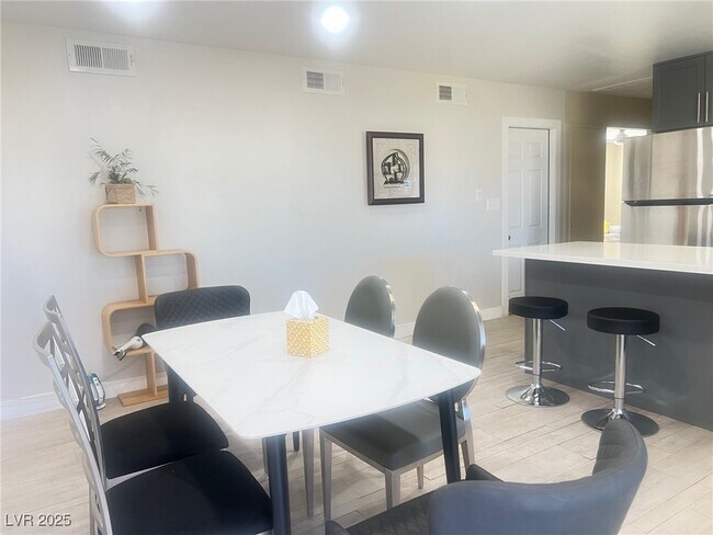 Foto del edificio - 4194 Greenpoint St