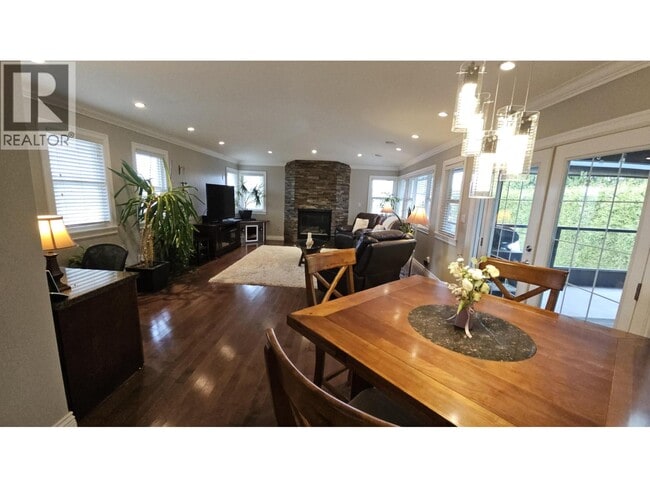 Building Photo - 376 Richard St