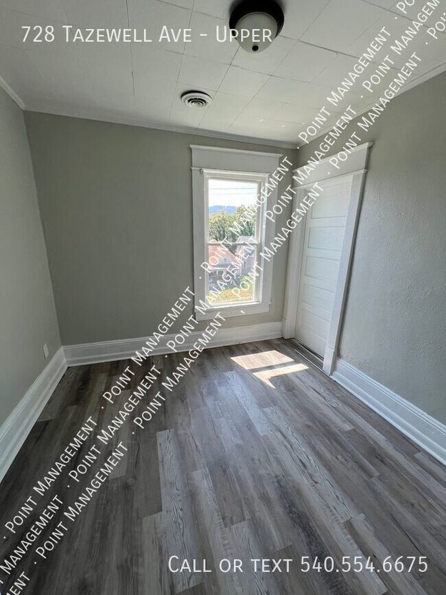 Building Photo - Top Floor Apartment, Newly Renovated 2 Bed...