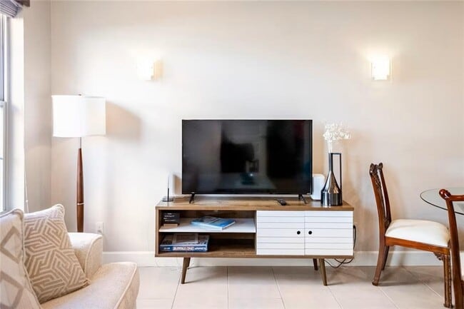 Building Photo - 212 SE A St