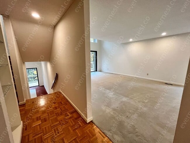 Building Photo - 207 Wildflower Way