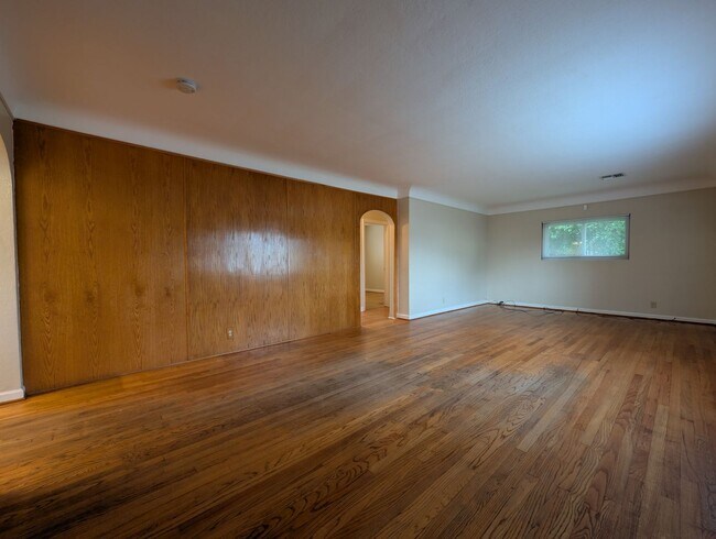 Foto del edificio - Great 3 bed/2 bath home with tons of chara...