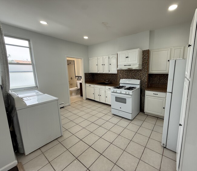 Building Photo - 847 7th St