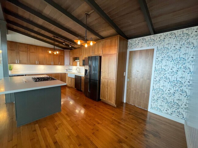 Building Photo - Kula Renovated Three Bedroom/Two Bathroom