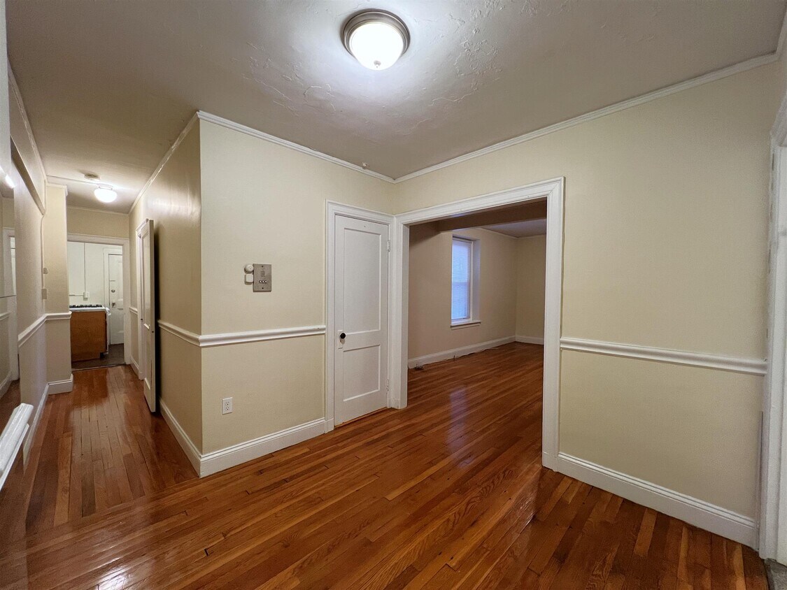 Primary Photo - 8 Craigie Cir
