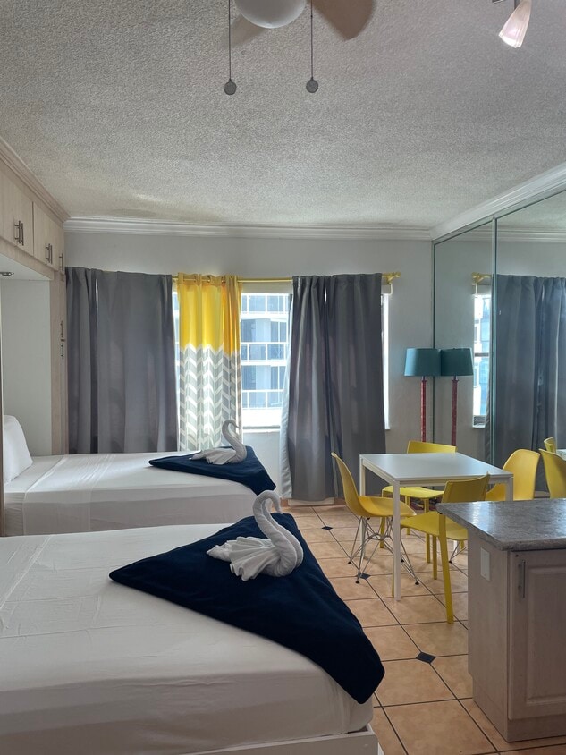 Foto principal - 6345 Collins Ave