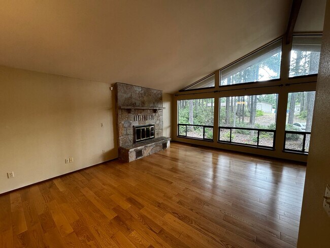 Foto del edificio - Silverdale Split-Level Home with Bonus Are...