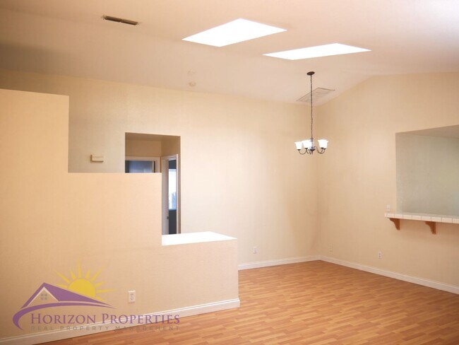Foto del edificio - Open 3 Bed 2.5 Bath 1,959 Sq. Ft. Antelope Home