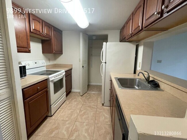 Building Photo - 9899 Westview Dr