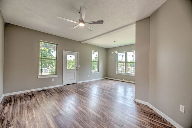 Building Photo - Knoxville 37914 - CHARMING 2 BEDROOM 1 BATH HOME WITH BONUS LOT! Contact Lisa Vineyard & Shannon ...