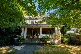 Building Photo - 528 18th Ave E