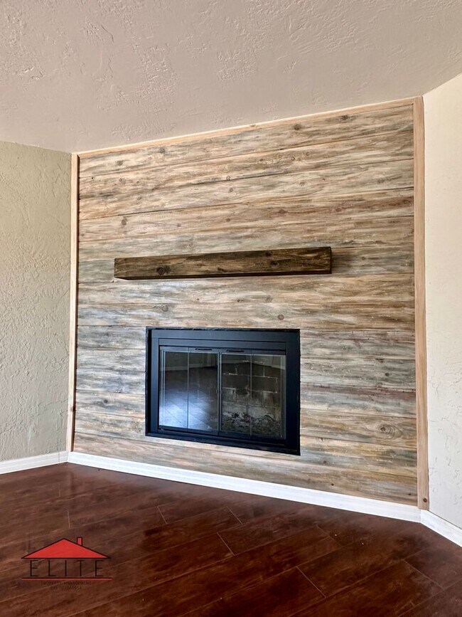 Foto del edificio - AVAILABLE NOW