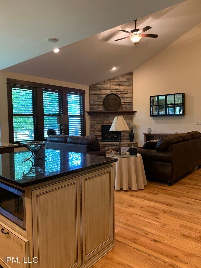 Foto del edificio - 5 br, 3 bath House - 3105 Madrona Lane