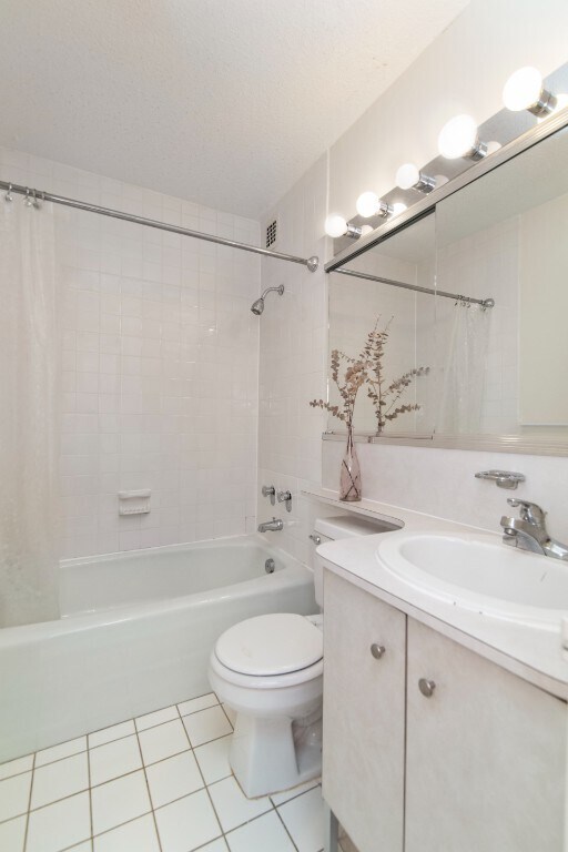 30 Waterside Plaza Unit 22H, New York, NY 10010 Room for Rent in New