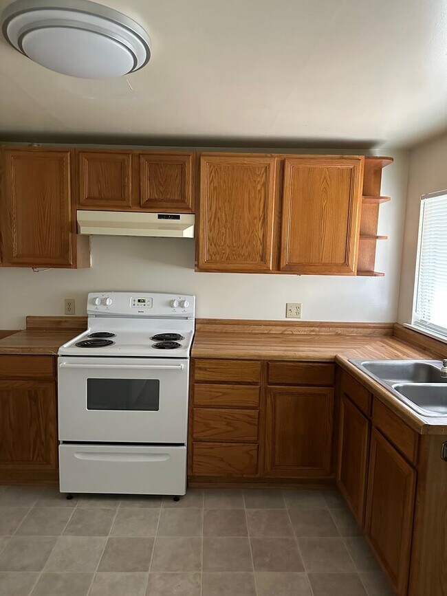 Foto del edificio - 2 bedroom 1 bath Roseburg duplex off Harvard