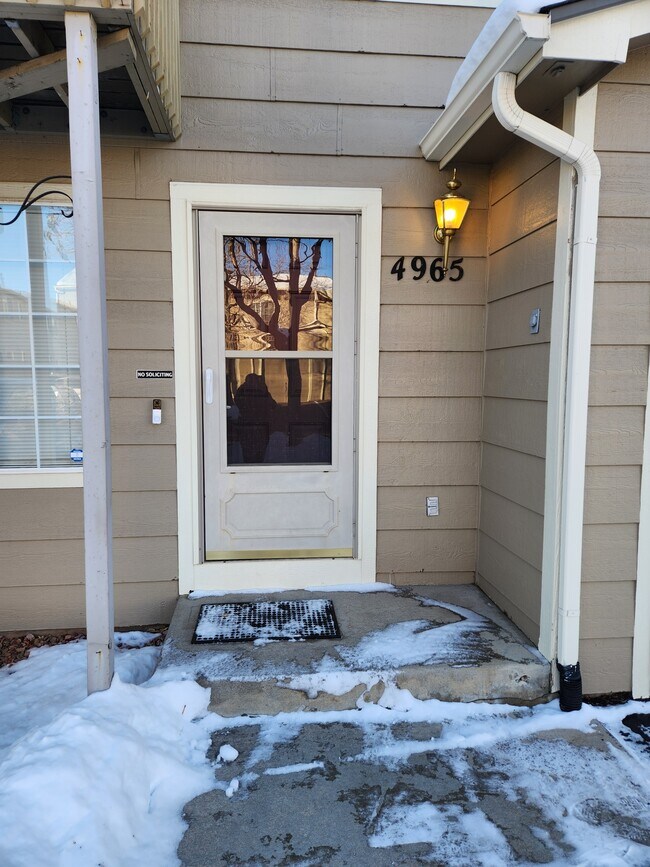 Foto del edificio - 4965 Universal Heights