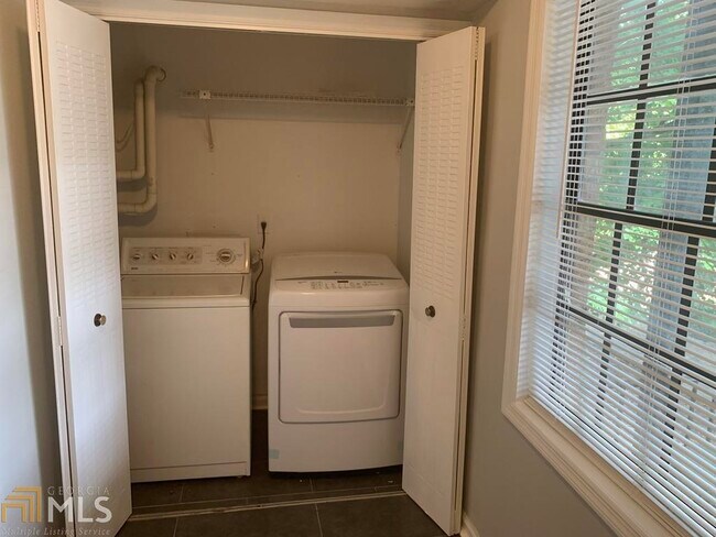 Building Photo - 345 Winding River Dr