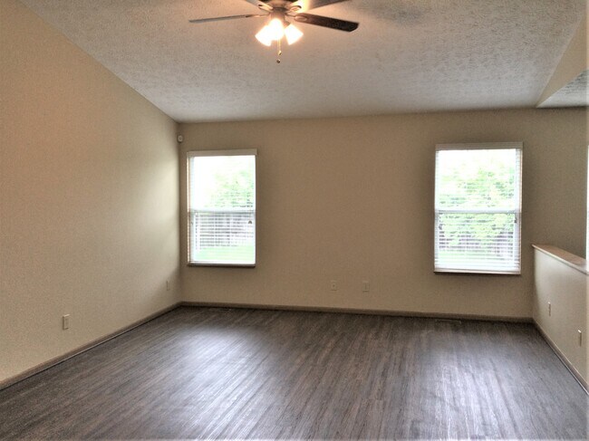 Building Photo - 805 Crevis Ln