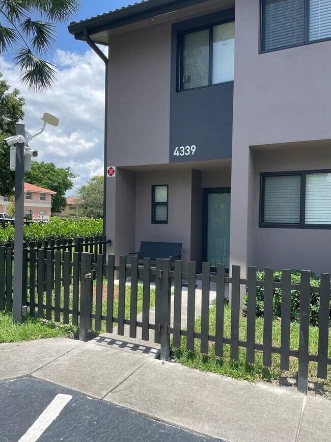 Foto del edificio - 4329 NW 115th Ave
