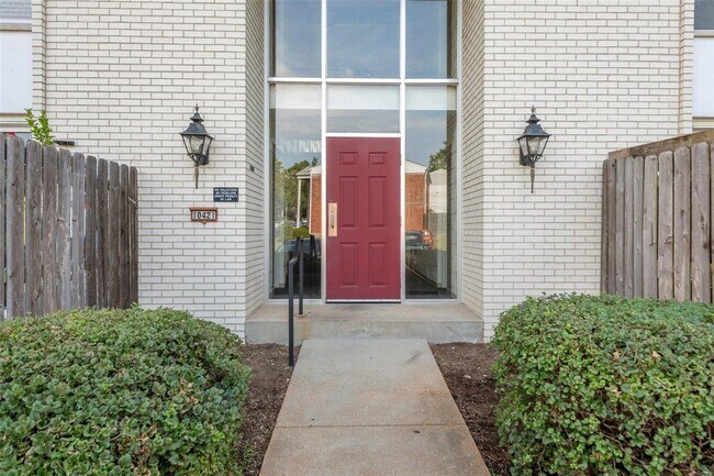 Building Photo - 10421 Briarbend Dr