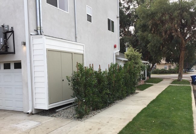 Side View - 4806-4812 Sawtelle Blvd