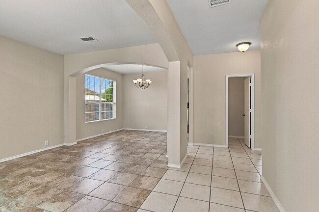 Foto del edificio - "Spacious Two-Story Home with Multiple Living Spaces and and Expansive Backyard!"