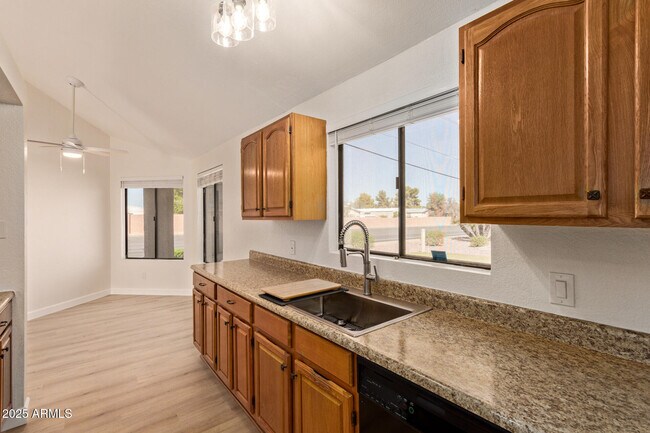 Foto del edificio - 17225 N 16th St