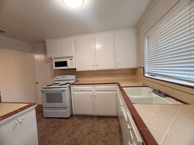 Foto del edificio - Spacious Home with Bonus Room And Huge Backyard in Quiet Neighborhood