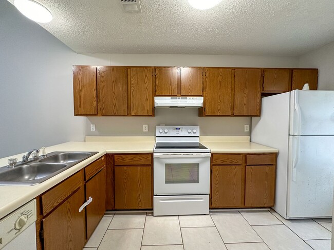Building Photo - 2 bedroom 1 bath duplex for rent in Pace!