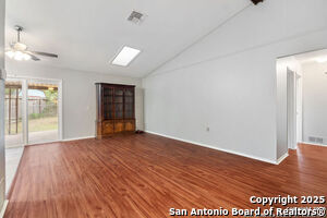 Foto del edificio - 7701 Rainey Meadow Ln