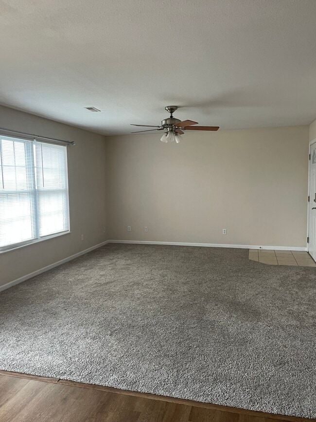Building Photo - 35 Colonial Mnr