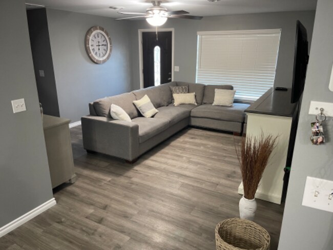 Building Photo - 1000 Merlot St