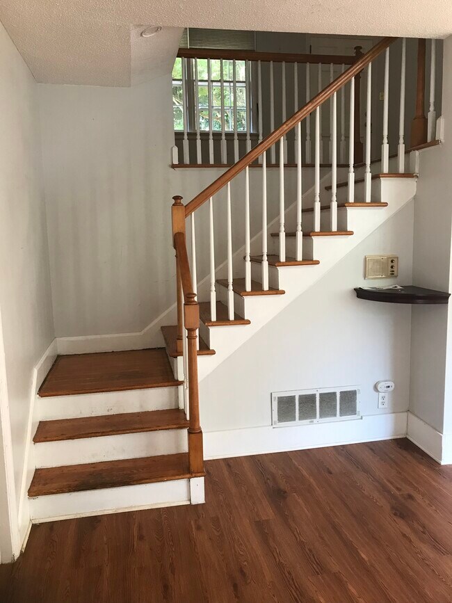 Foto del edificio - 913 Brookwood Dr