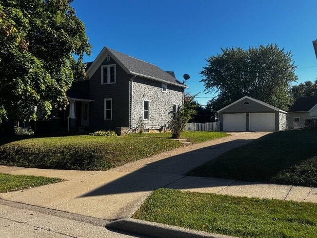 Building Photo - 1053 E Kimberly Ave