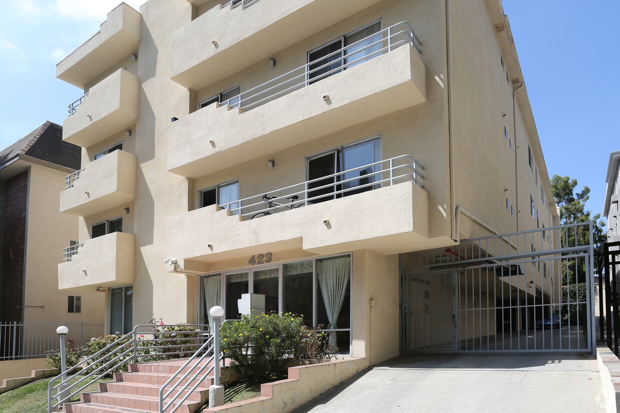 Building Photo - 423 Kelton Ave