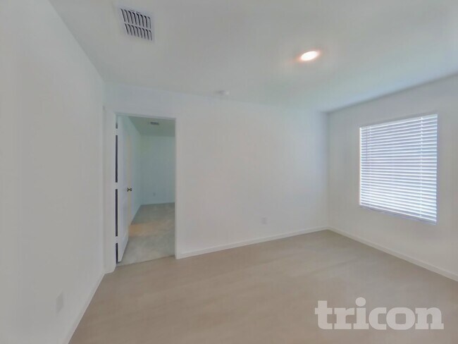 Foto del edificio - 806 Ginkgo Wy