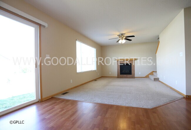 Foto del edificio - 3-Bedroom, 2.5-Bath Home in Urbandale with Attached 2-Car Garage