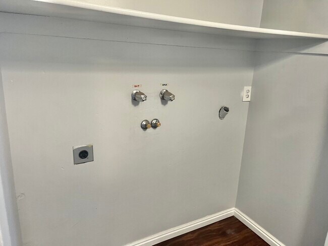 Foto del edificio - 326 W 4 Plex
