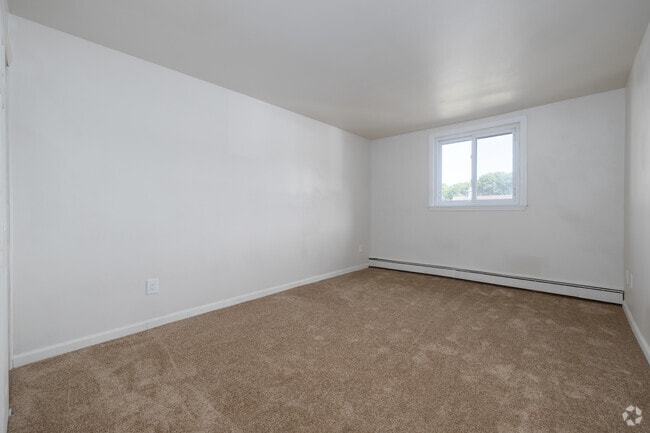 2BR, 1BA - 860SF - Bedroom - Hopewell Gardens